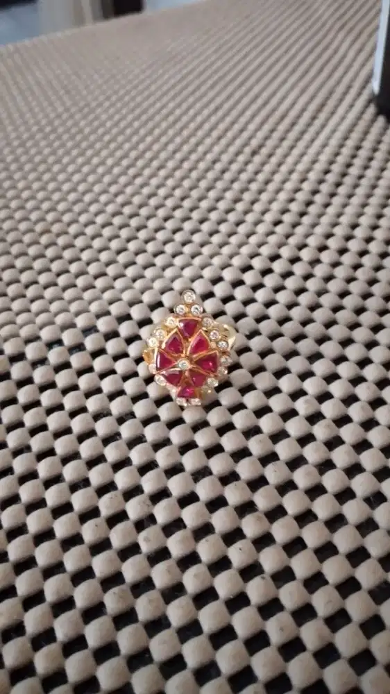 Cincin dengan 20 butir berlian