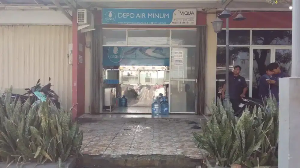 Operator depo air minum isi ulang