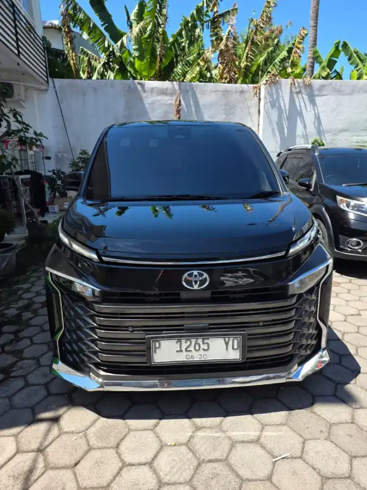 Toyota Voxy hitam 2022 varian teratas istimewa