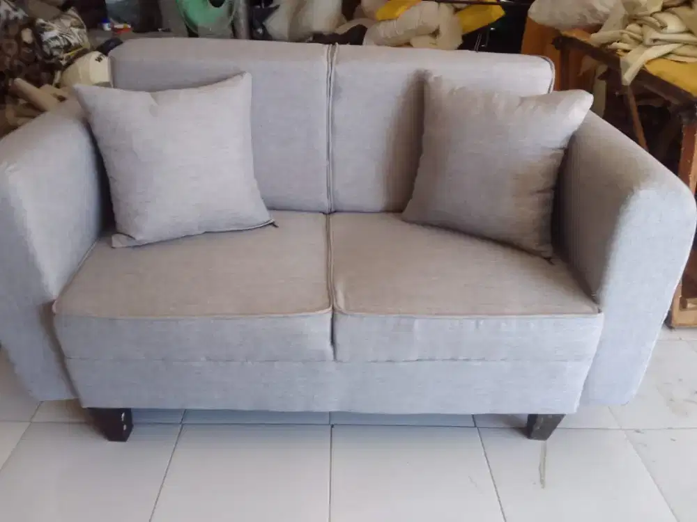 Sofa 2 ddkan warna abu2 bunus bantal 2