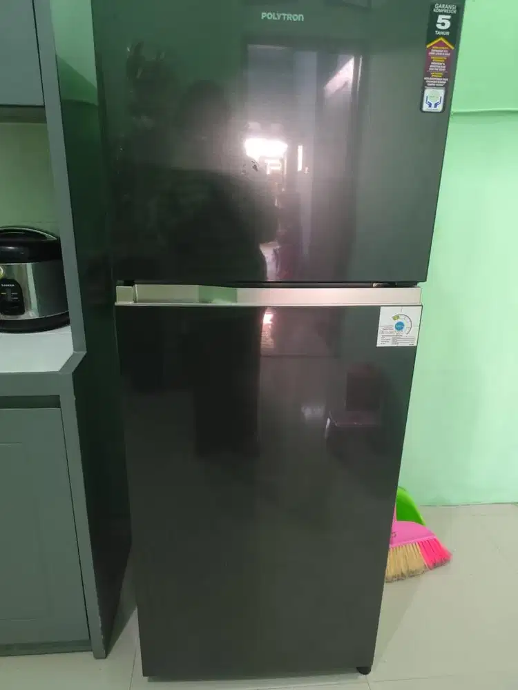 Kulkas Polytron 2 Pintu Hitam 212 Liter