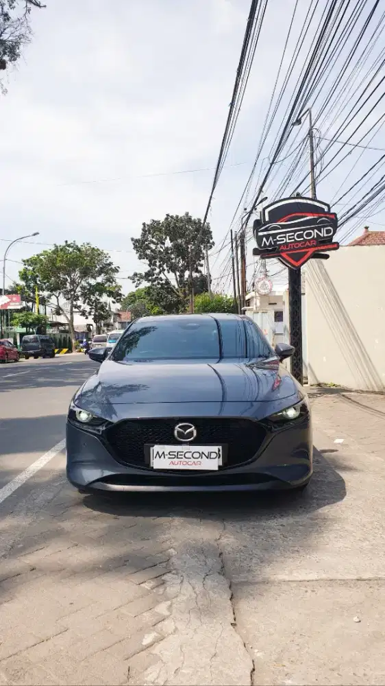 Mazda 3 Hatchback 2.0 Skyactiv-g 2024 Abu-abu Army on Red Odo 20k KM
