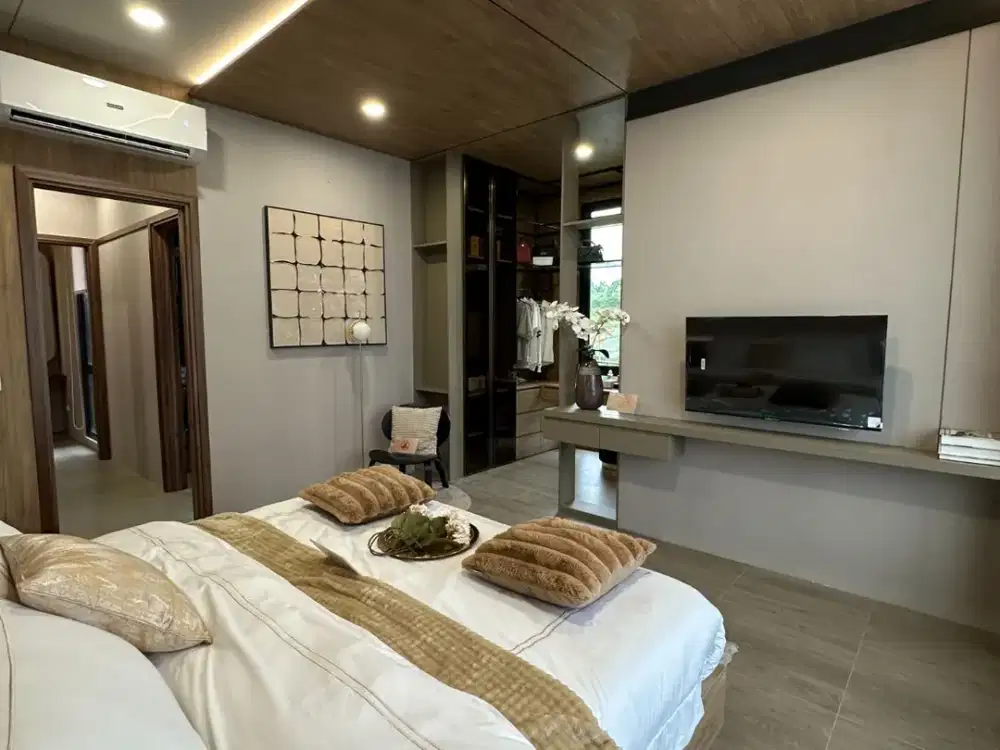 Rumah besar 4+1 kamar di bsd timur dekat TOL