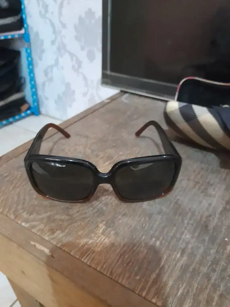 Jual kacamata hitam Burberry