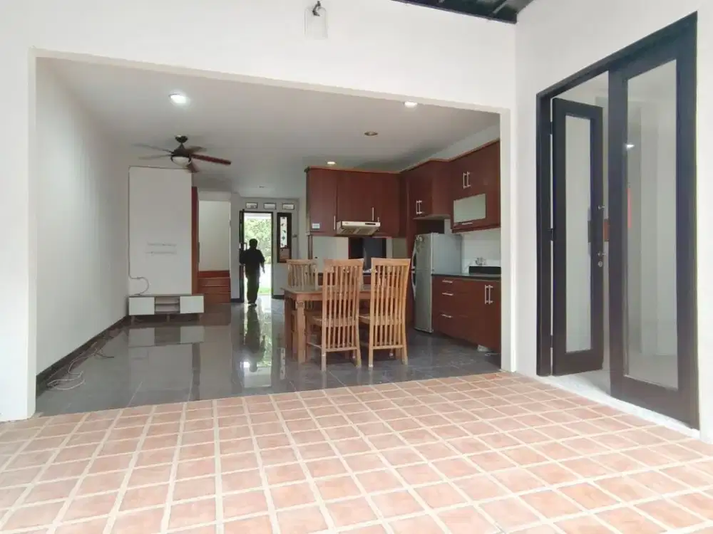 Dijual Rumah 2 lantai siap huni dalam cluster ada taman lokasi strategis dekat akses stasiun sudimara di sektor 9 bintaro tangsel WT-10172