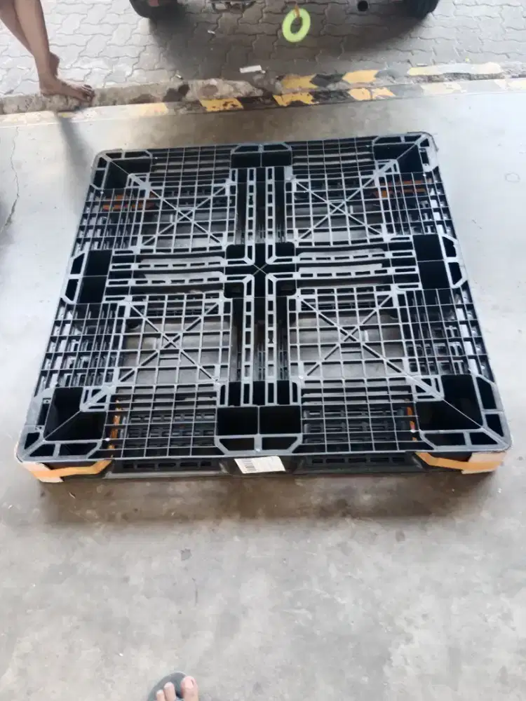 Pallet plastik second untuk logistik