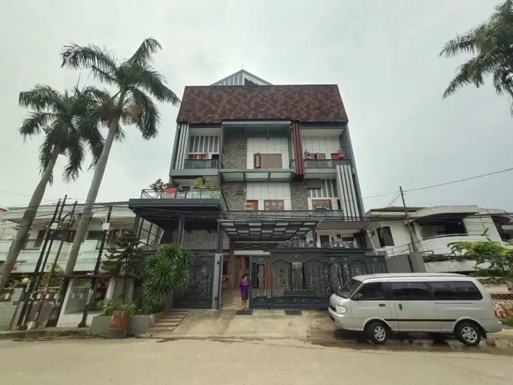 Rumah Sultan 4,5 Lantai di Green Garden Kebon Jeruk