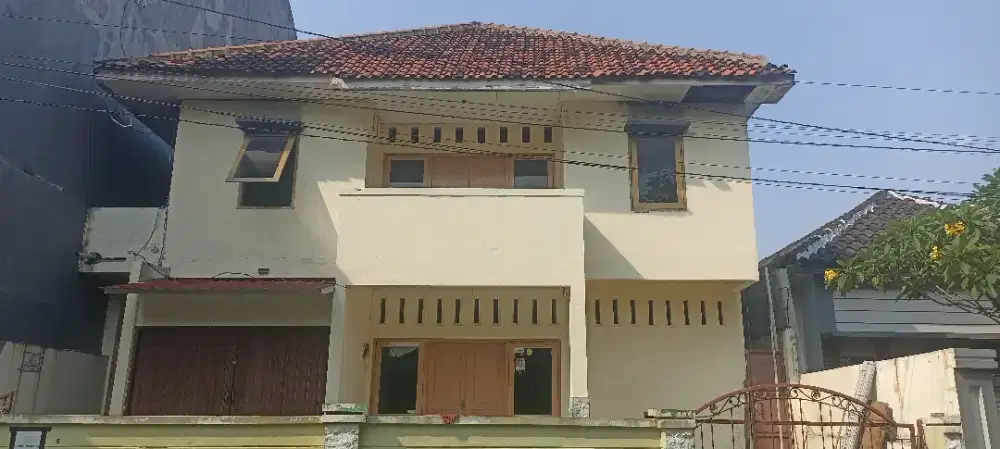 Disewakan bangunan/kantor/ruko/gedung/rumah pinggir jalan dua lantai