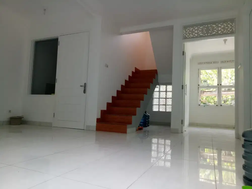 Rumah 2 Lantai di Taman Kopo Melati