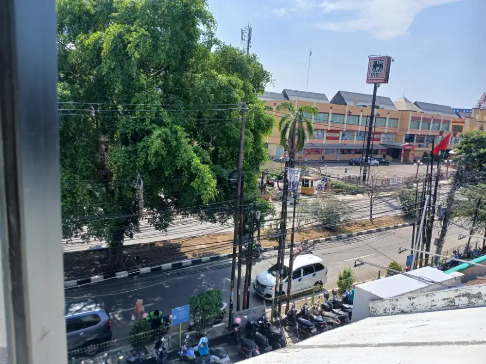 Ruko 3 Lantai Strategis, Panjang, Jarang ada, Siap pakai di Cinere Raya