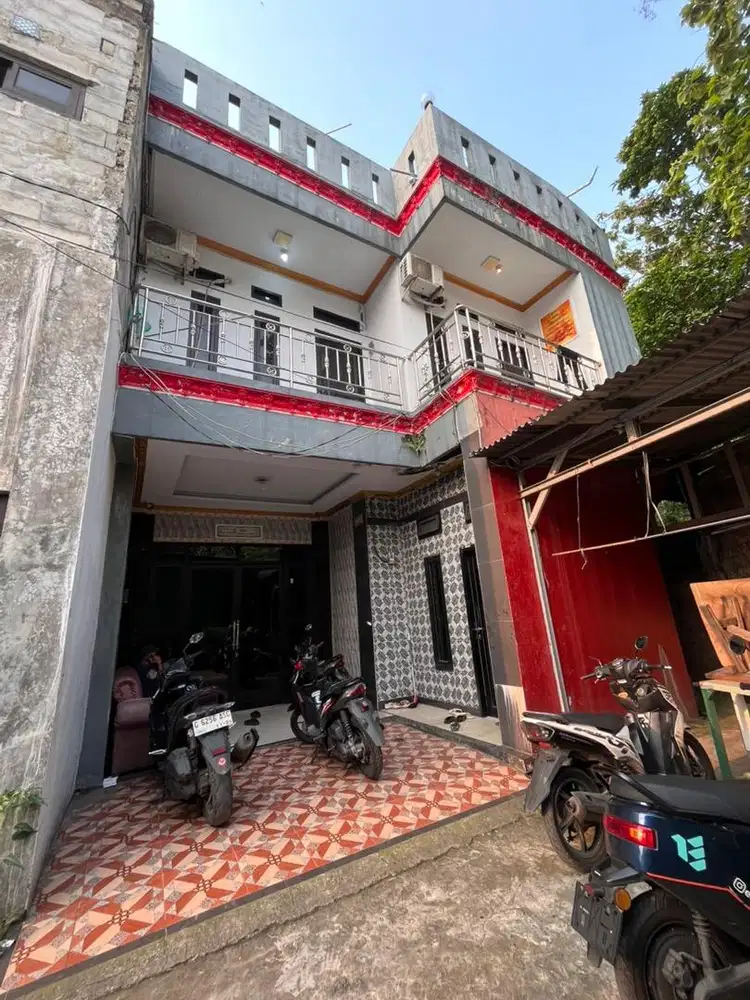 Rumah 3 Lantai Strategis, Siap Huni, Harga Nego
