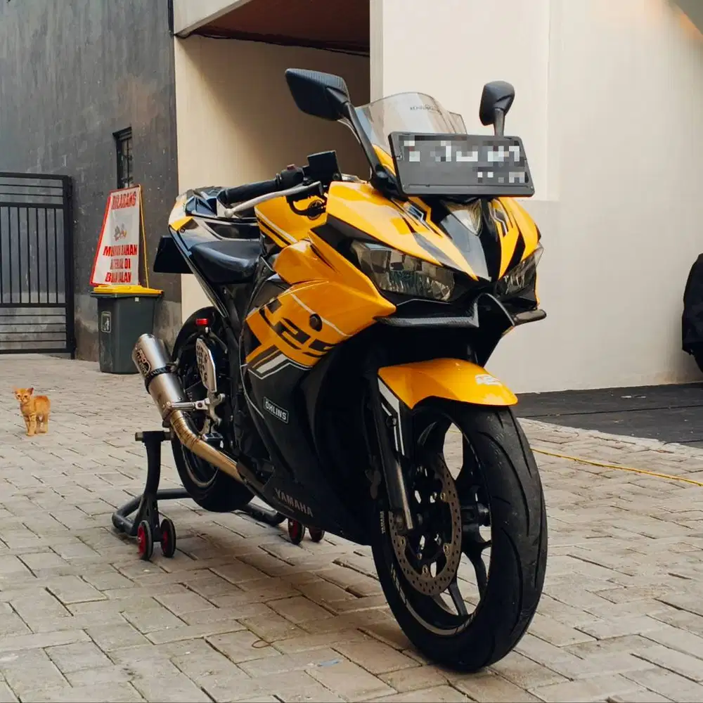 R25 hitam kuning
