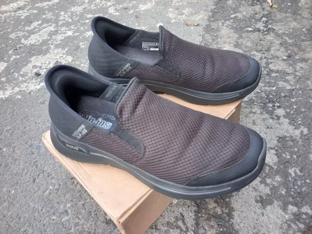 Sepatu skechers slip ins ori size 40