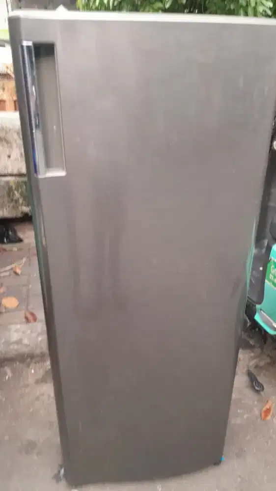 Di jual frezer merk LG