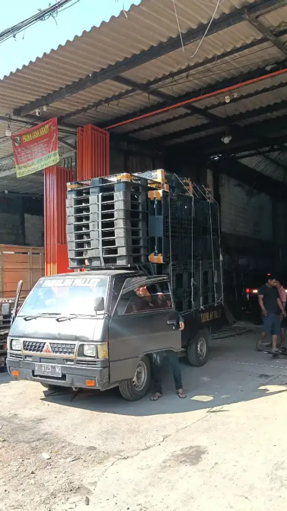 Pallet plastik bekas untuk stok gudang