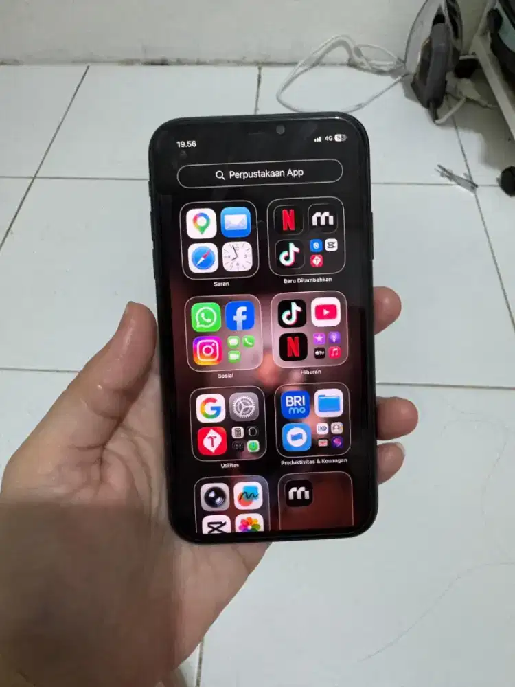 Dijual iPhone 11 64gb hitam ex ibox