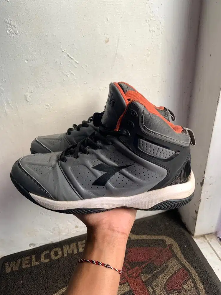 sepatu diadora sz 39