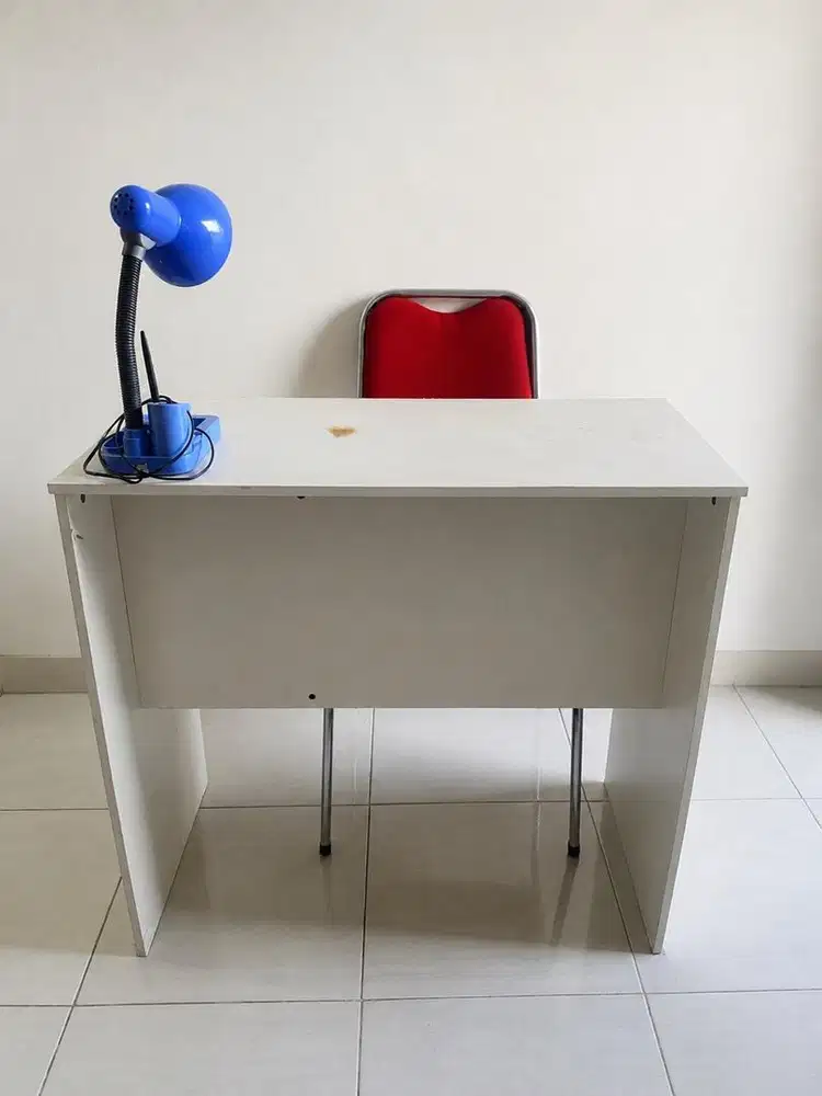 DIJUAL CEPAT SATU SET MEJA + KURSI CHITOSE + LAMPU BELAJAR
