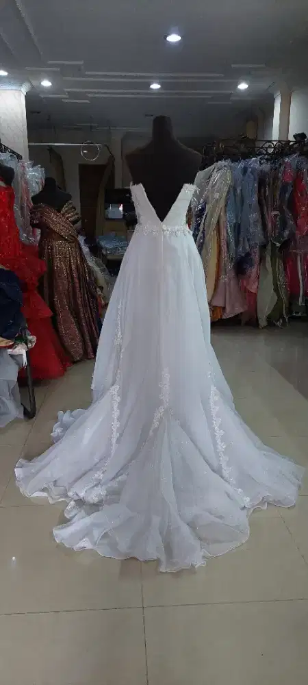 Baju pengantin dan baju pesta