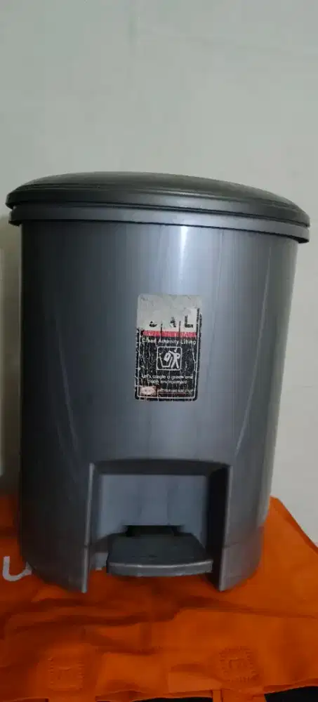 Tempat sampah injak bulat 15 liter