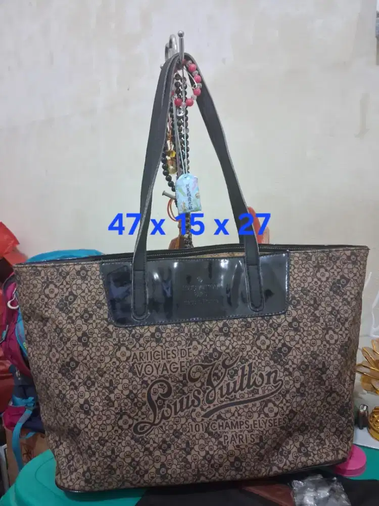 Tas branded
Loulou uk 47 x 15 x 17
Limited edition
Barang terawat
Pema