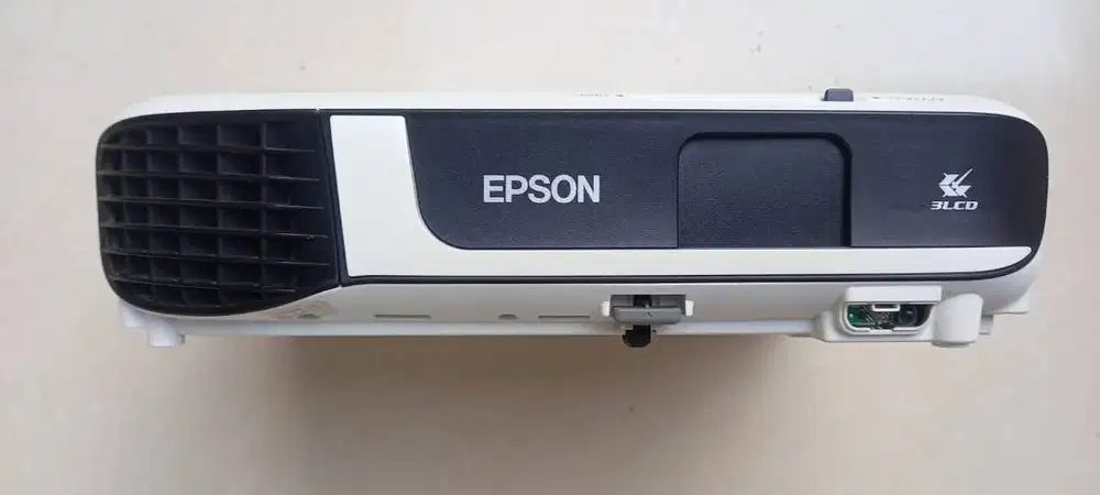LCD Proyektor Epson Projector EB-X51 3LCD XGA 3800