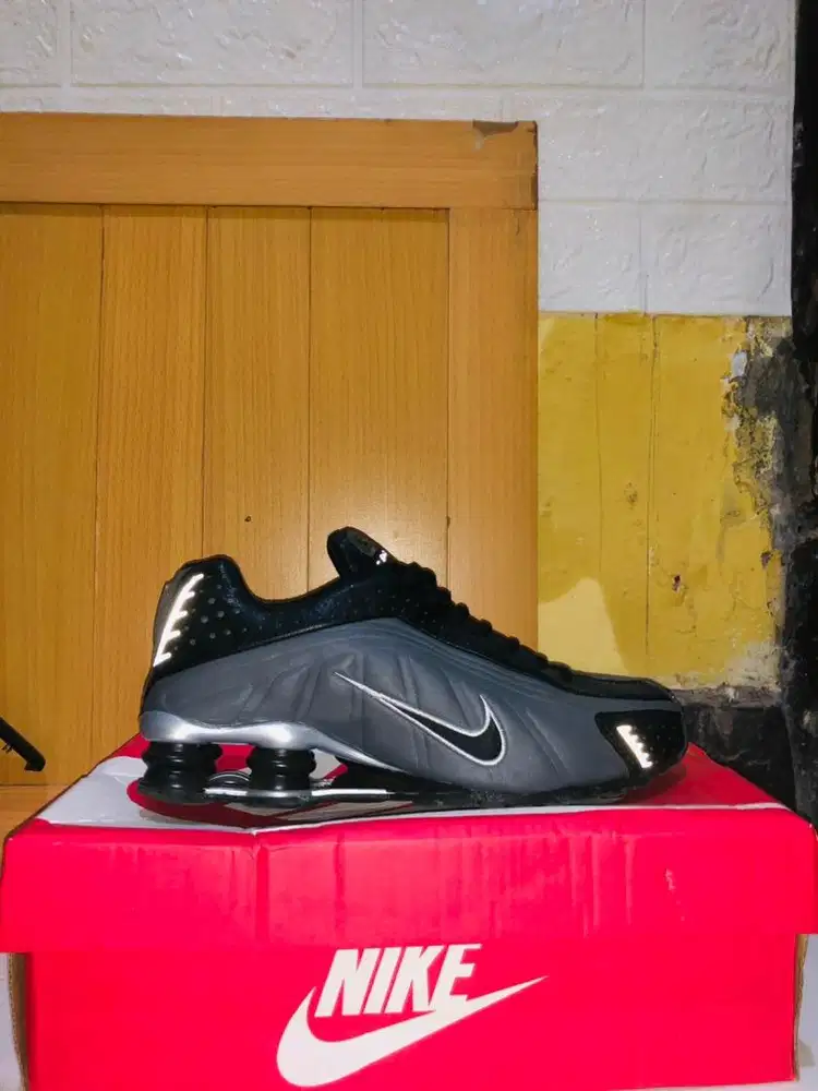 Nike Shox R4 Size 40 (Grey Black)