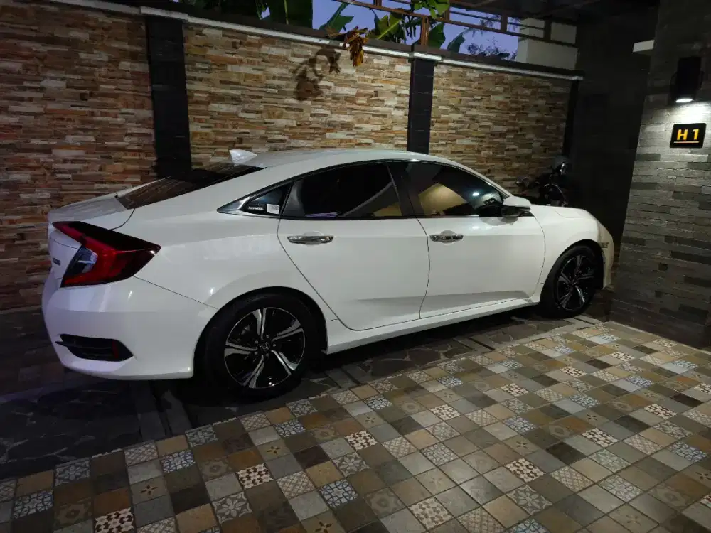 Honda Civic Turbo 1.5 Sedan Putih