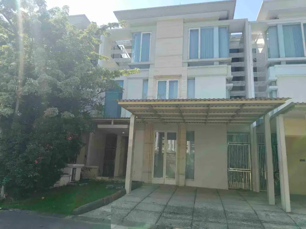 Dijual atau Disewakan rumah 3 lantai Perumahan Pakuwon Indah cluster La riz Embazzy