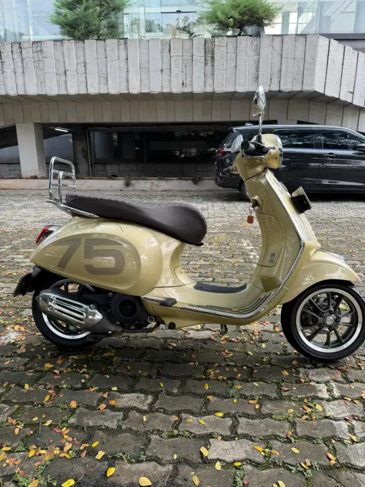 Di jual vespa piagio matic 2021 tgn1 km 8000