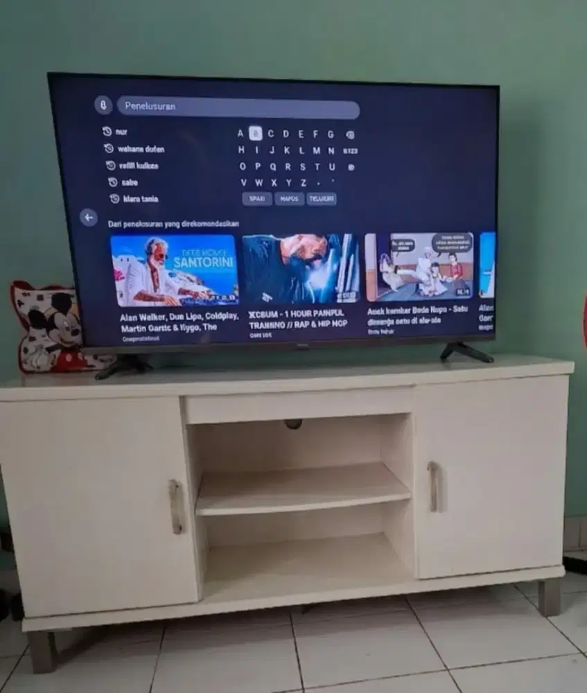 Meja TV Warna Putih