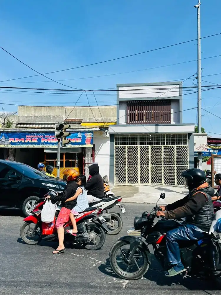 Tanah dan Bangunan Posisi Strategis