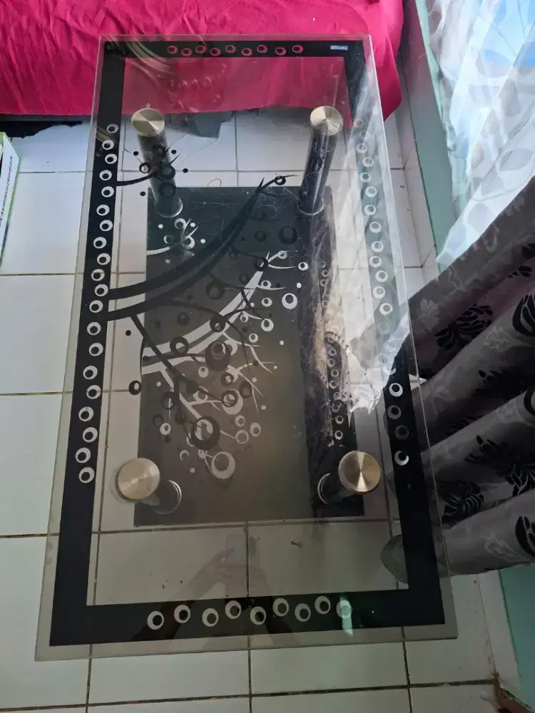 Meja kaca interior