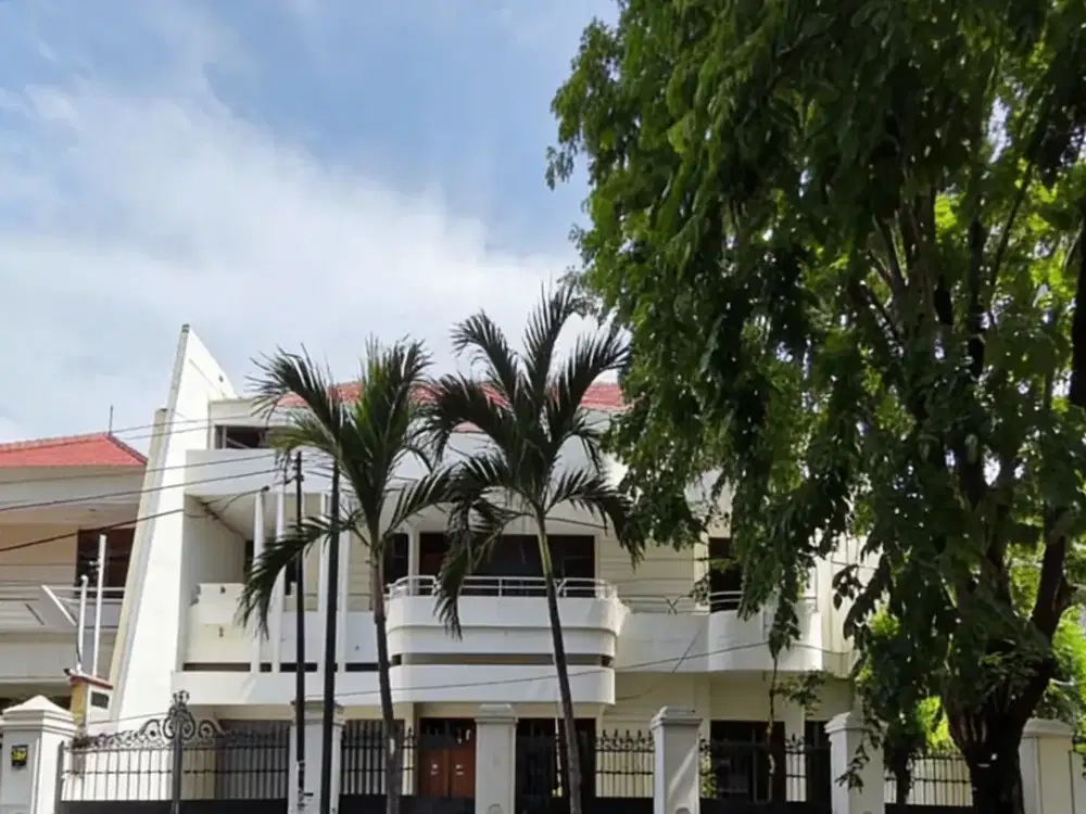 Rumah Dharmahusada Indah STRATEGIS BOULEVARD carport 2, garasi 4