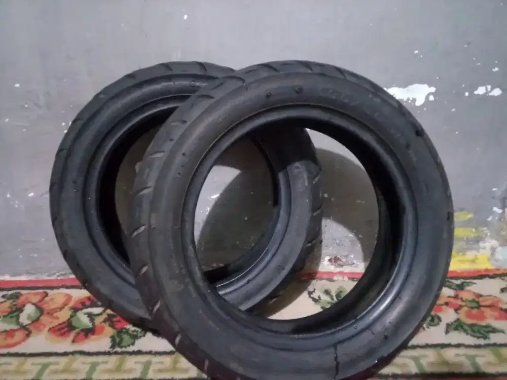 Ban copotan vespa merk GTS ring 10
belakang 120/70/10
depan 100/80/10