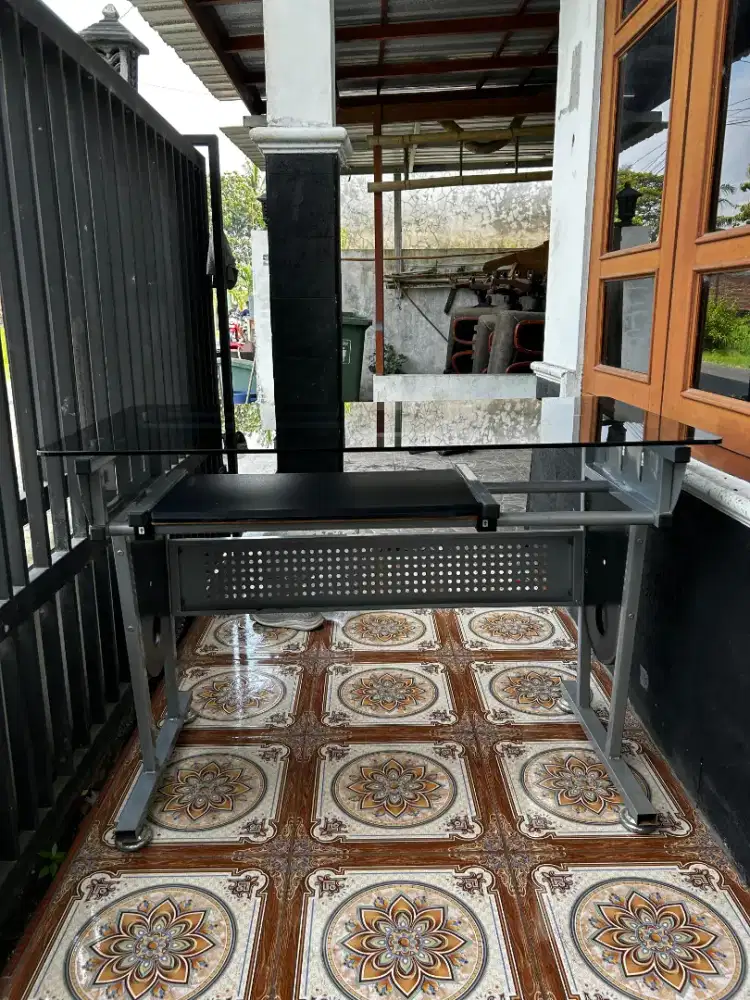 Meja kerja informa