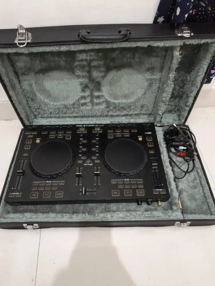 DJ Controller Behringer CMD Studio 4A + Hardcase Custom Mulus