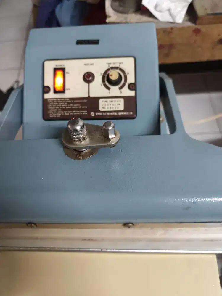 Mesin impulse sealer pedal kaki.merk TEW  model TISF 302(30cm).