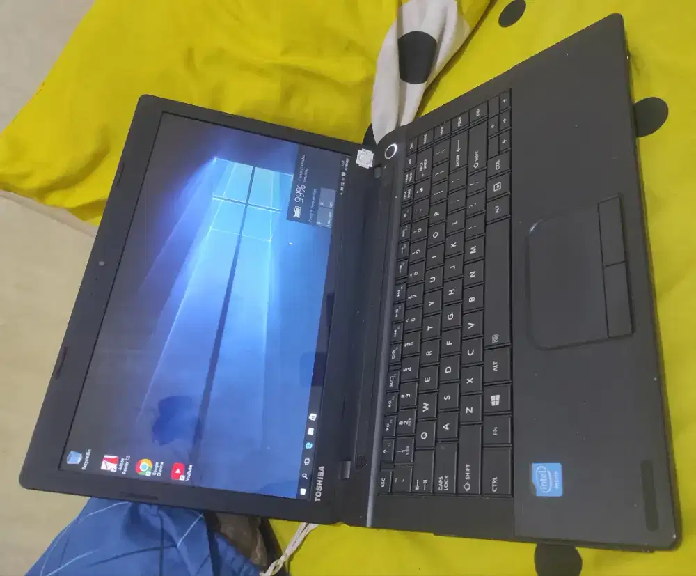 Laptop toshiba ram 4gb baterai 2jam++