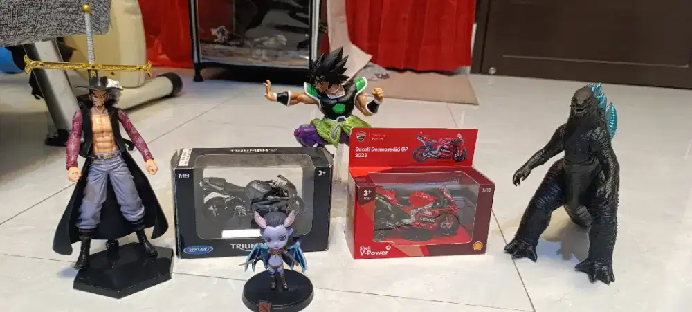 Koleksi Action Figure dan Die Cast