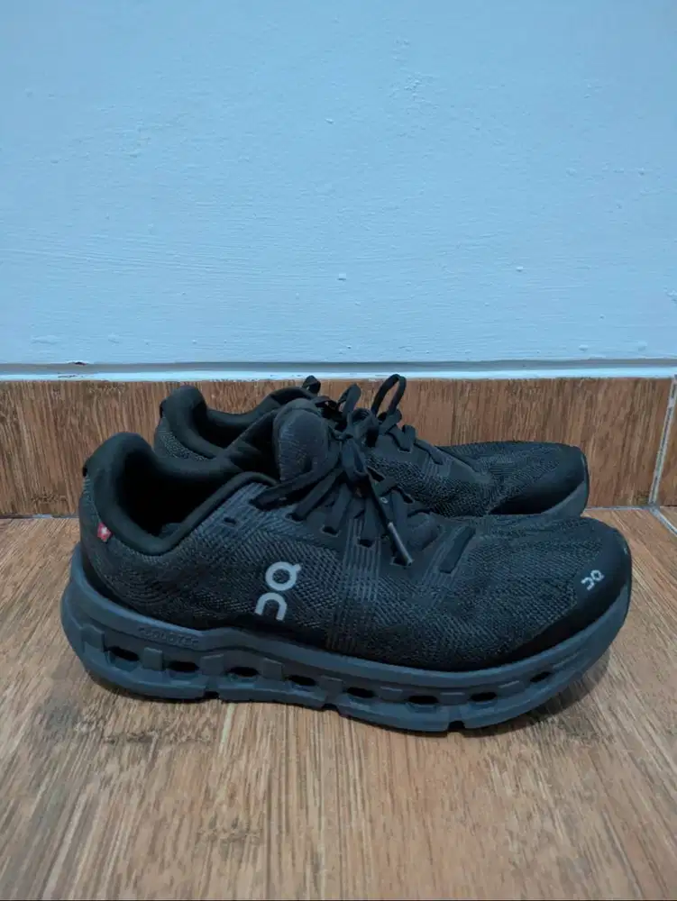 ON Running Cloudrunner All Black - ORI ukuran 40