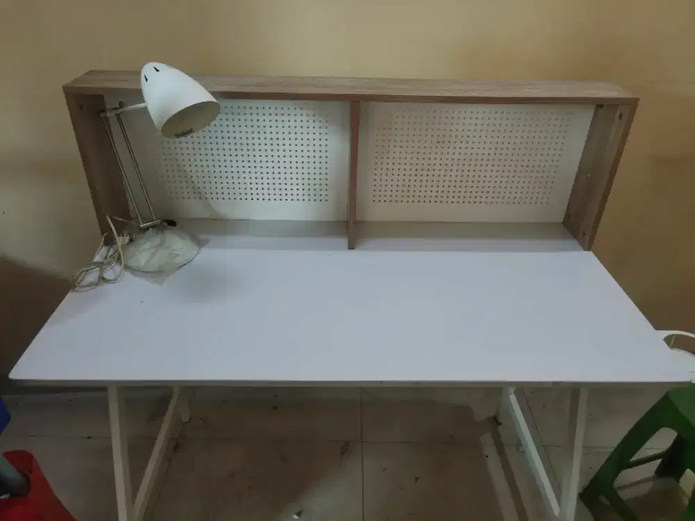 meja belajar dengan lampu