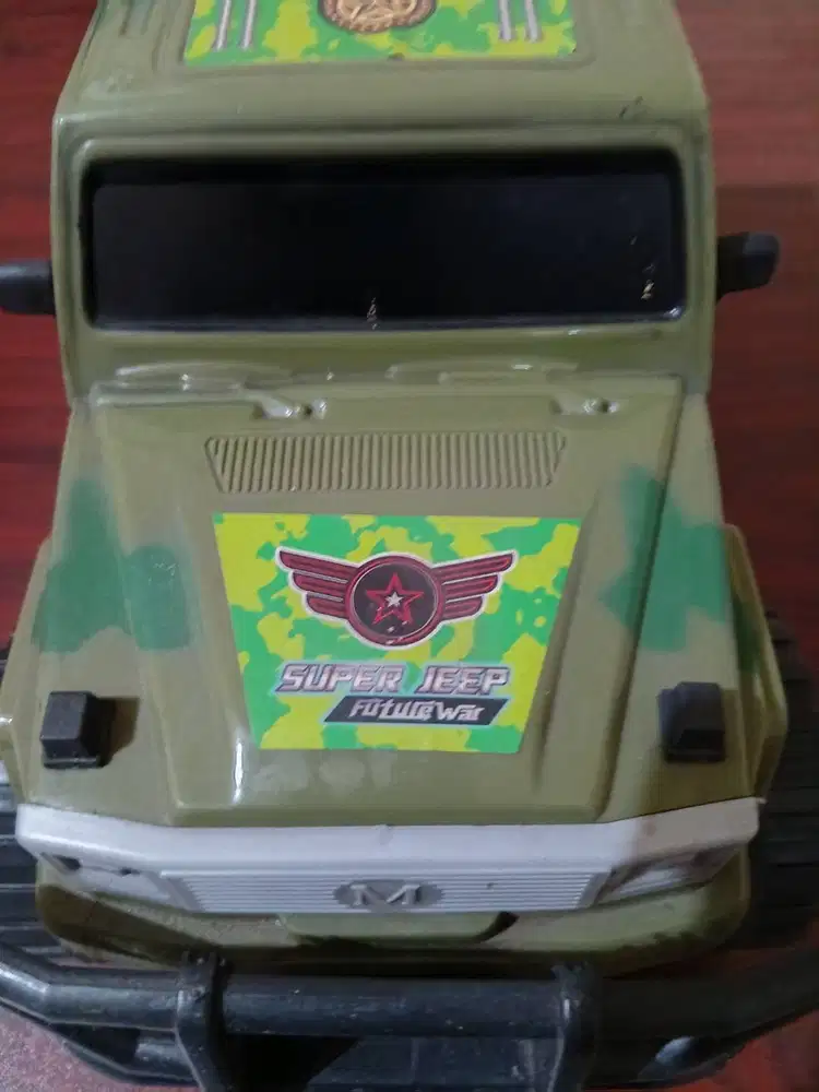 Mainan mobilan jeep army
