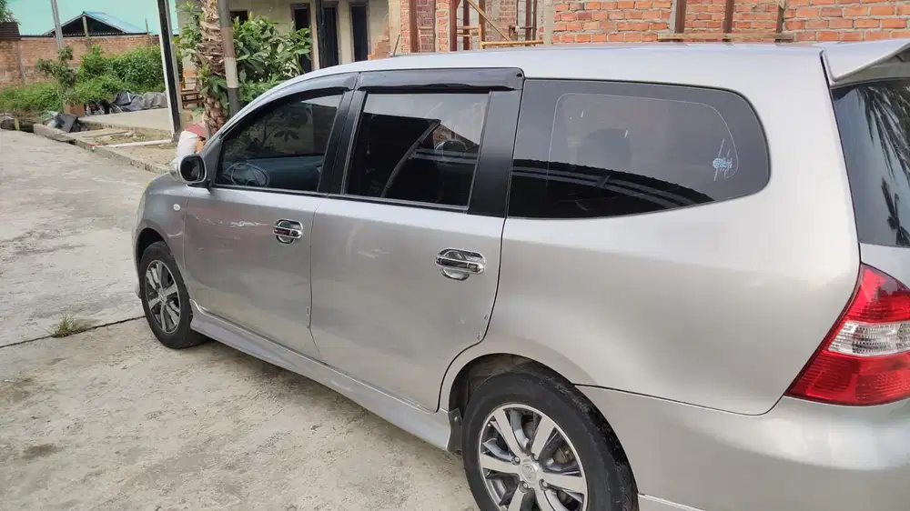 Nissan Grand livina 2011 Bensin