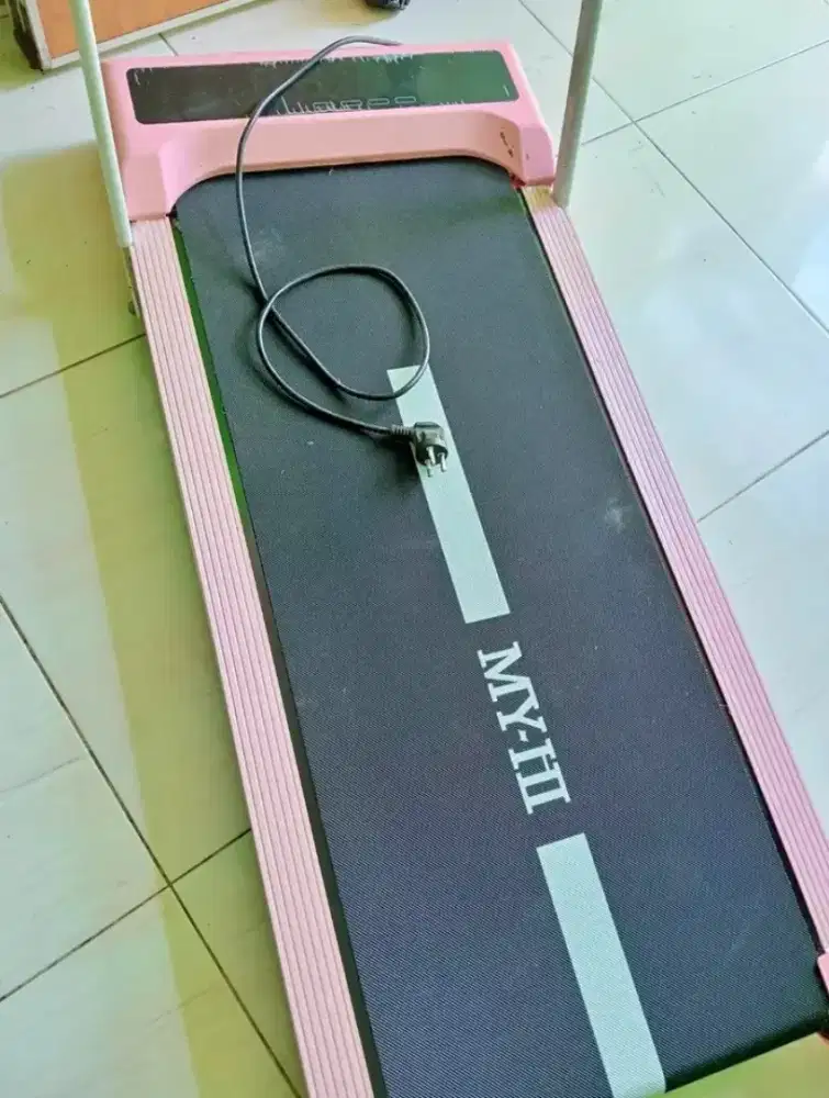 Treadmill alat olahraga
