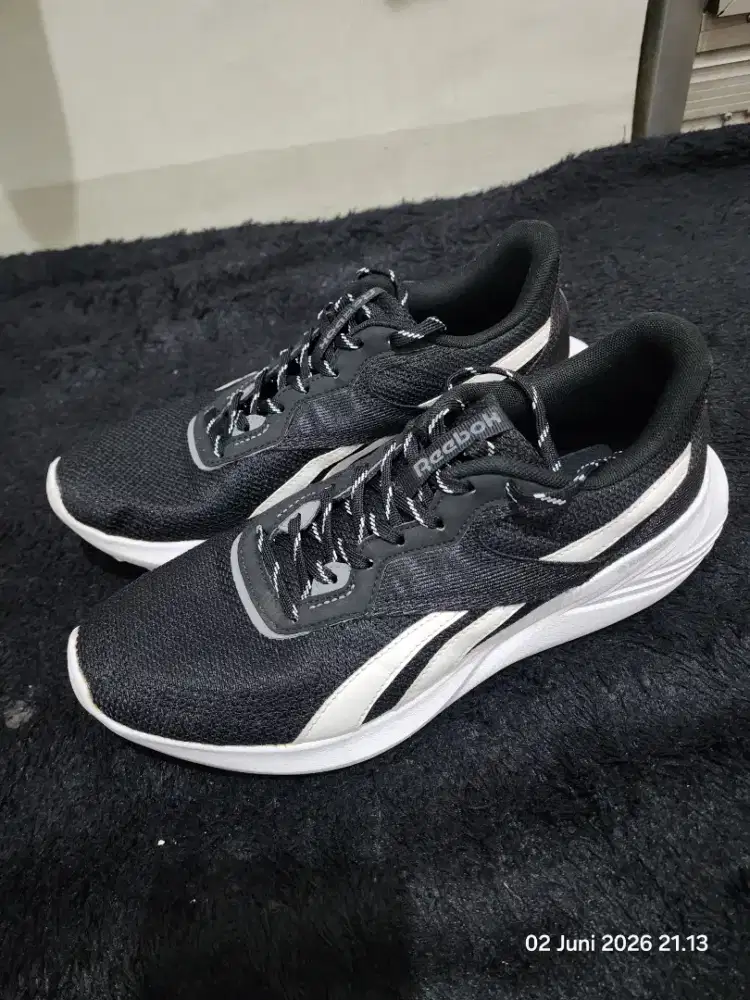 Di jual sepatu bekas pria merk reebok size 41