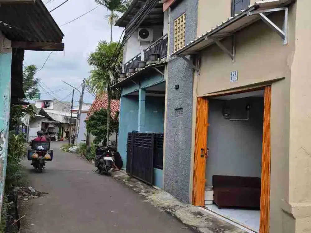 Dijual rumah cantik 2 lantai bangunan baru 275 jt nego di Cipayung Depok