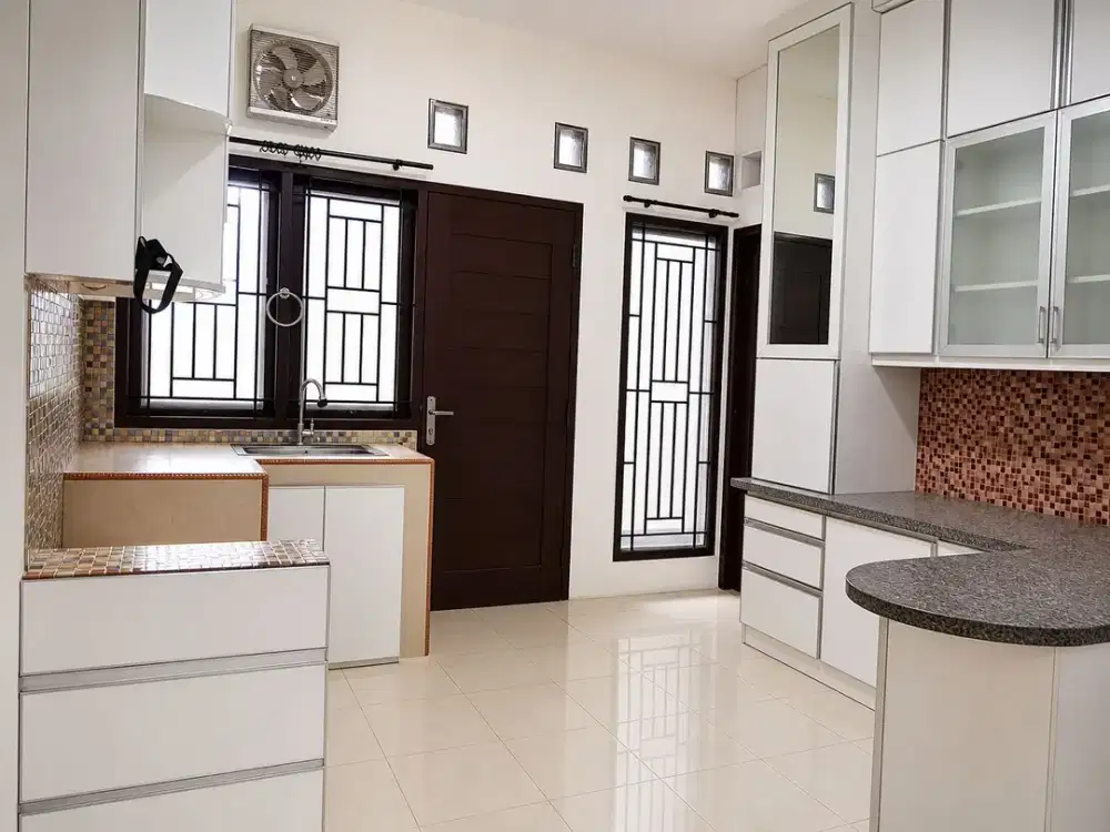 Hot Deal Rumah dijual Rumah besar Hoek 3-1/2 lantai di Meruya Selatan