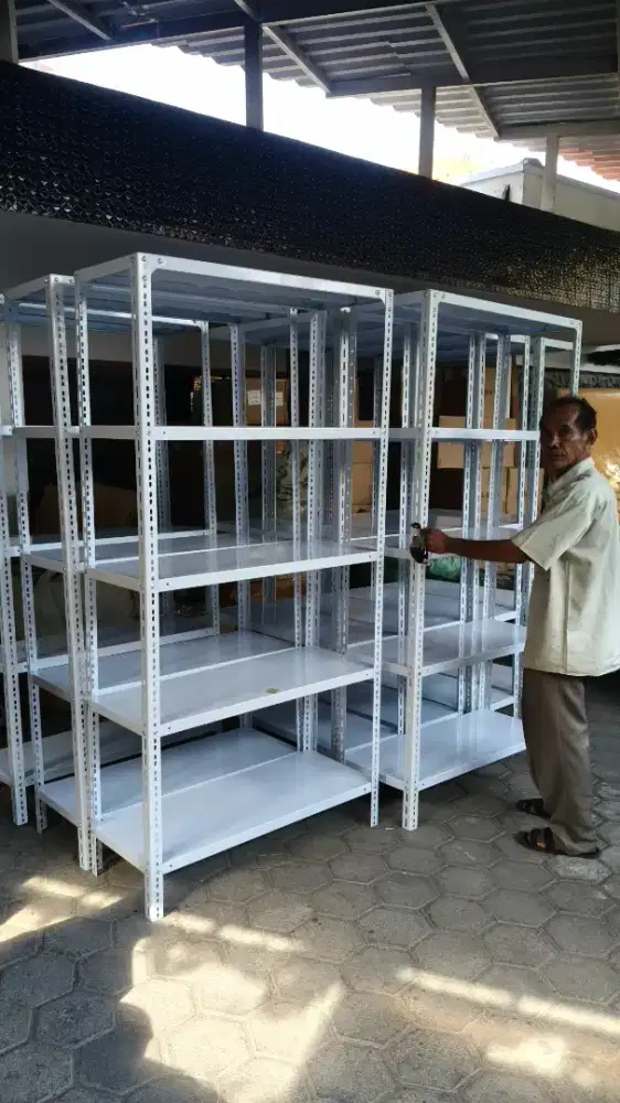 Rak besi siku lubang ramping