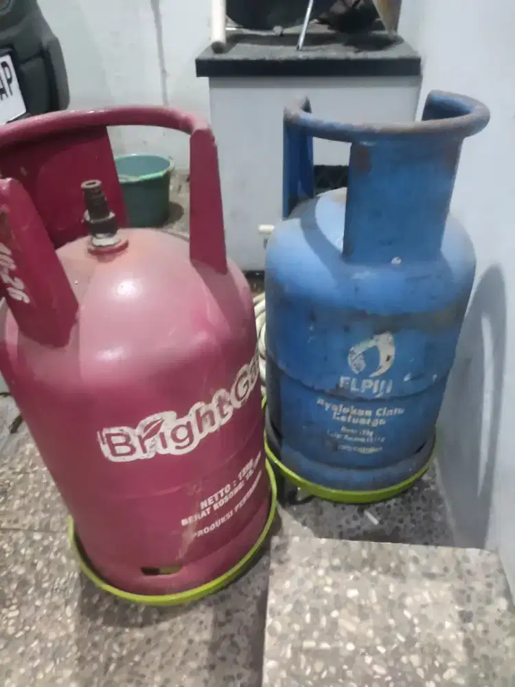 Dua tabung gas elpiji dan bright 12 kg